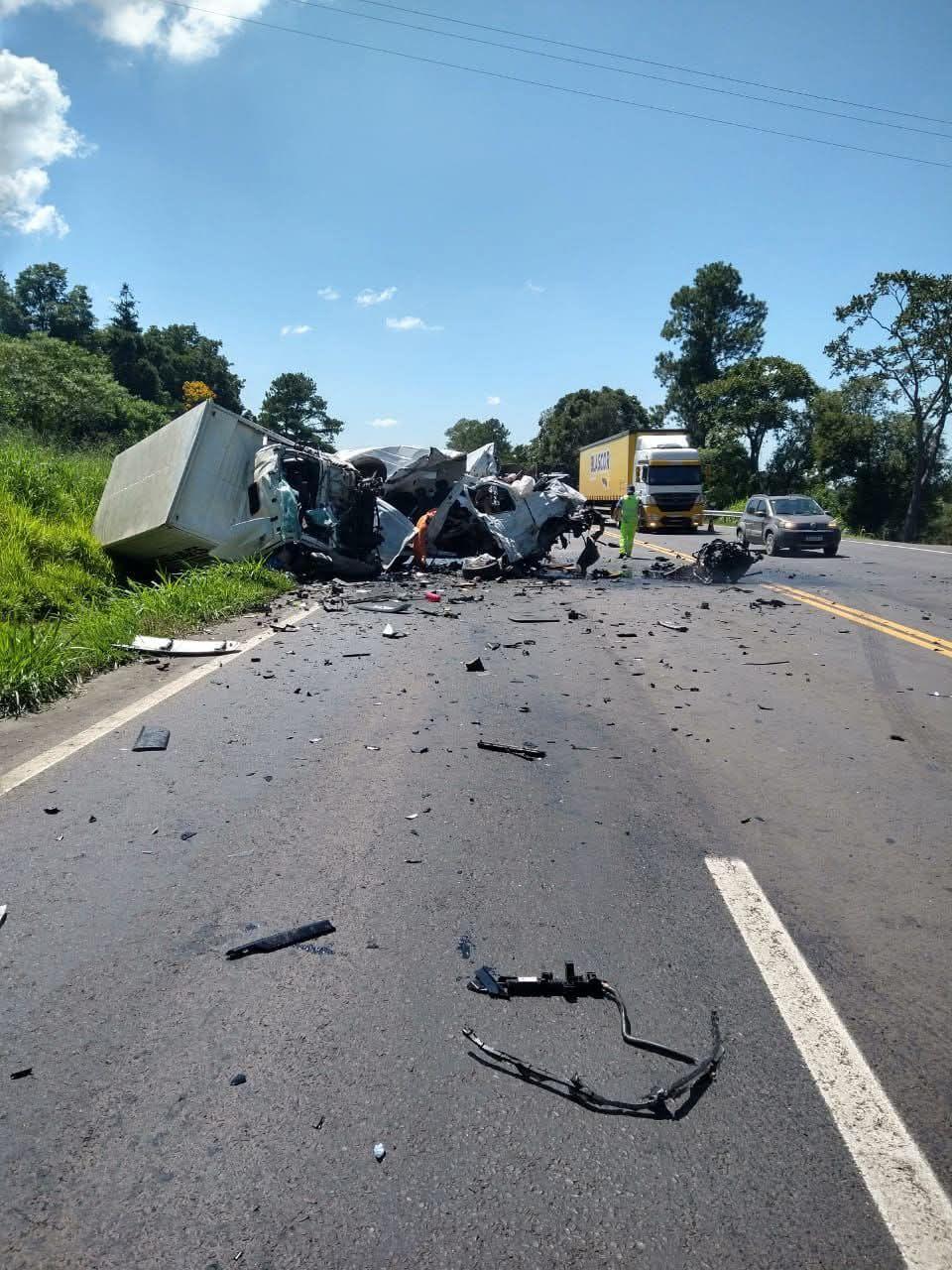 ACIDENTE ENTRE VAN E CAMINHÃO DEIXA DOIS MORTOS NA BR-277