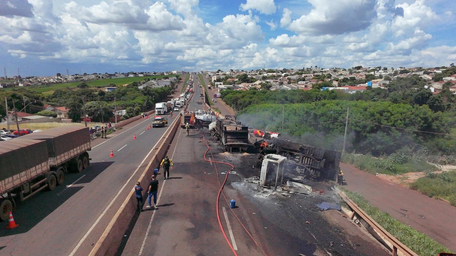 Caminhões pegam fogo após acidente na BR-376; duas pessoas morreram carbonizadas
