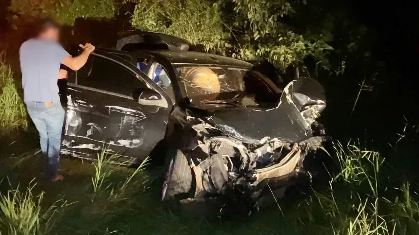Casal fica ferido em acidente entre carro e caminhão na PR-566