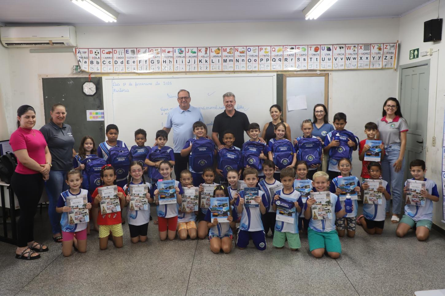 EDUCAÇÃO DE QUALIDADE: ALUNOS DA REDE MUNICIPAL DE ITAIPULÂNDIA RECEBEM KITS DE MATERIAL ESCOLAR E UNIFORMES