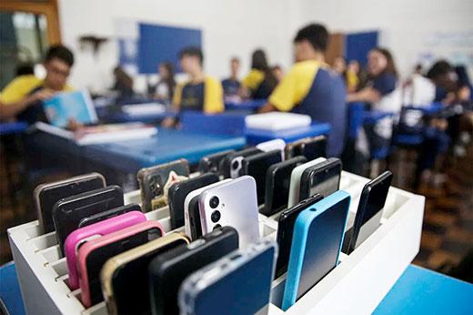 GOVERNO REGULAMENTA LEI QUE PROÍBE CELULARES NAS ESCOLAS E GARANTE USO PARA ESTUDANTES COM DEFICIÊNCIA