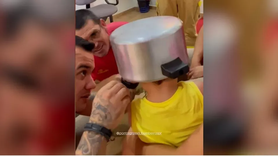 MENINO DE DOIS ANOS PRENDE A CABEÇA EM PANELA DE PRESSÃO