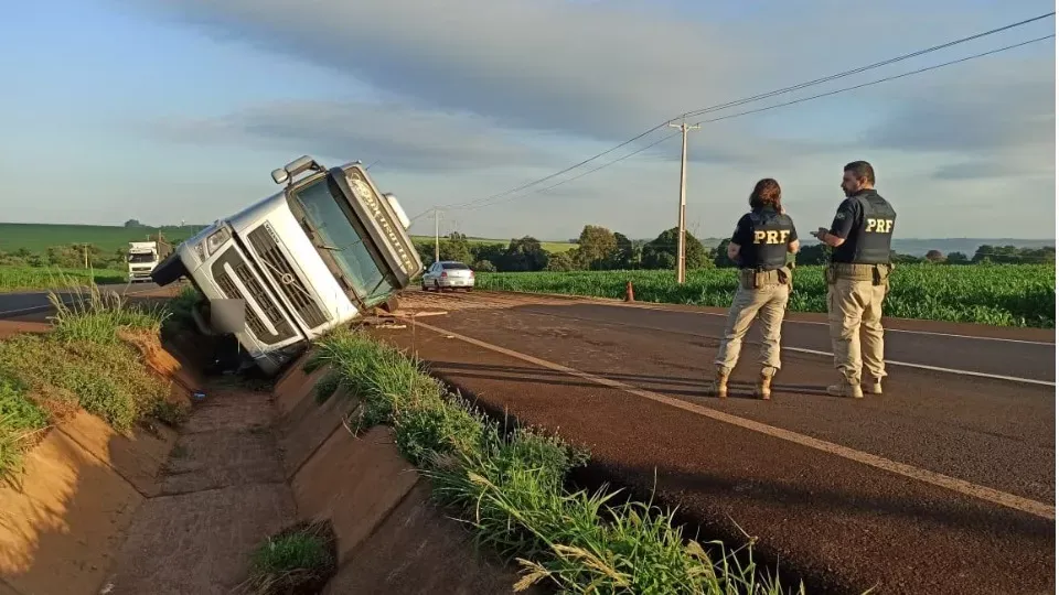 MOTORISTA MORRE APÓS CAMINHÃO TOMBAR NA BR 163