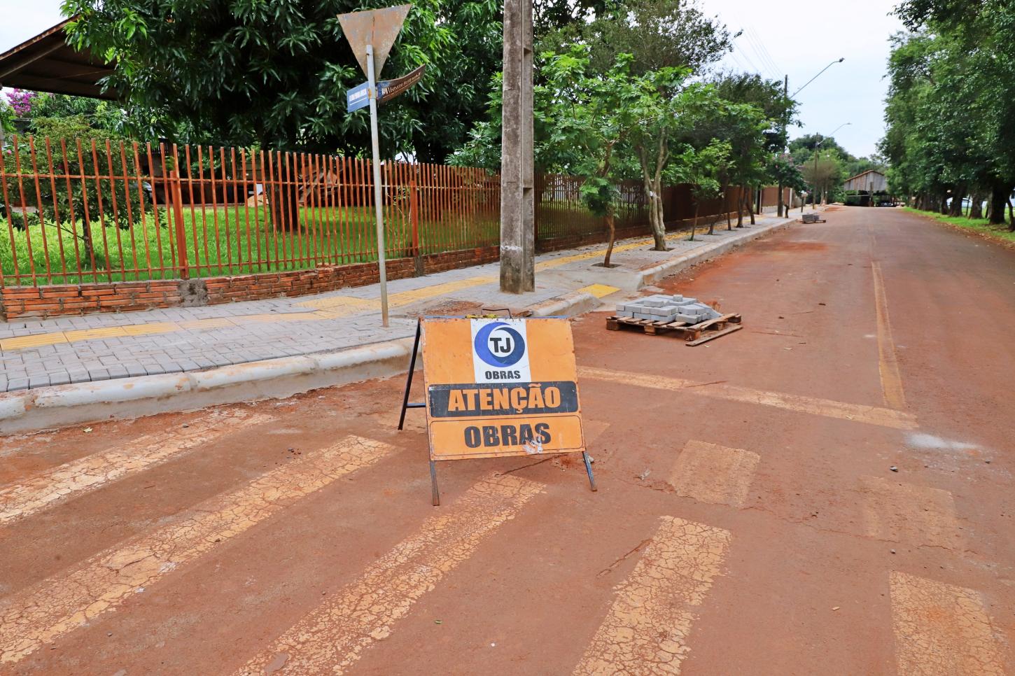 ADMINISTRAÇÃO MUNICIPAL DE ITAIPULÂNDIA CONTINUA COM EXECUÇÃO DE CALÇADAS NAS RUAS DE SANTA INÊS