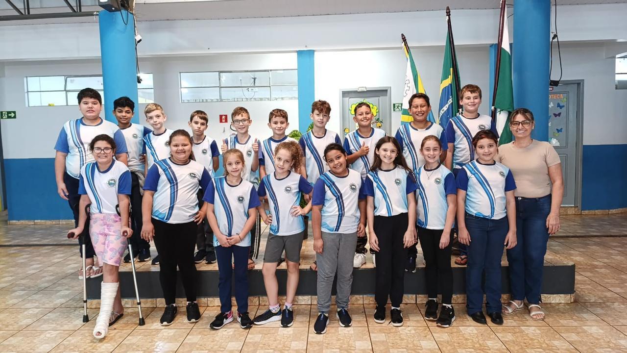 ALUNOS DA ESCOLA DONA LEOPOLDINA DE ITAIPULÂNDIA CRIAM LENDA INSPIRADA NO DINOSSAURO DO PARQUE AQUÁTICO