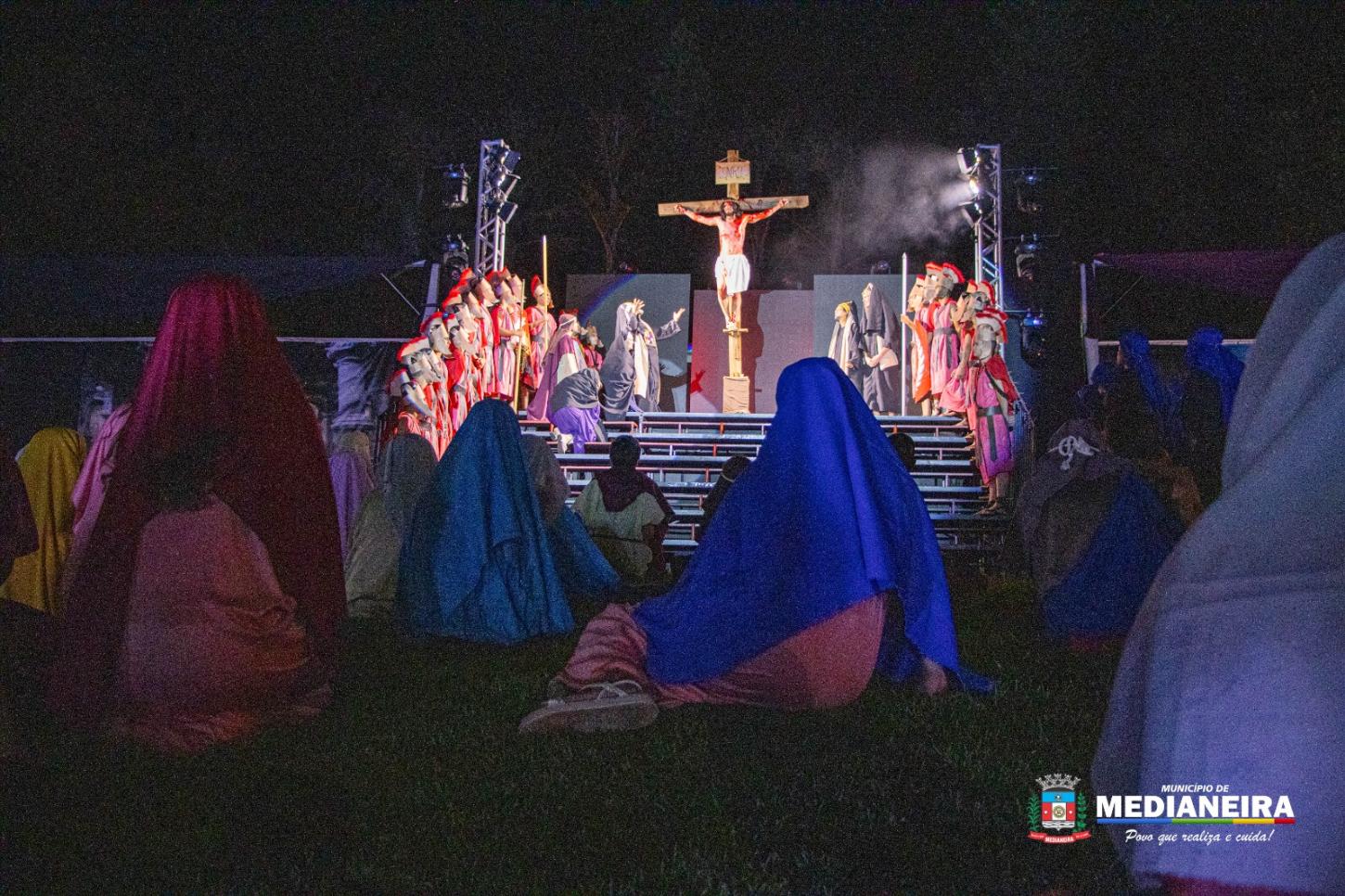 AUTO DA PAIXÃO DE CRISTO EMOCIONA PÚBLICO DE MAIS DE 7 MIL PESSOAS E DÁ INÍCIO ÀS COMEMORAÇÕES DOS 65 ANOS DE MEDIANEIRA