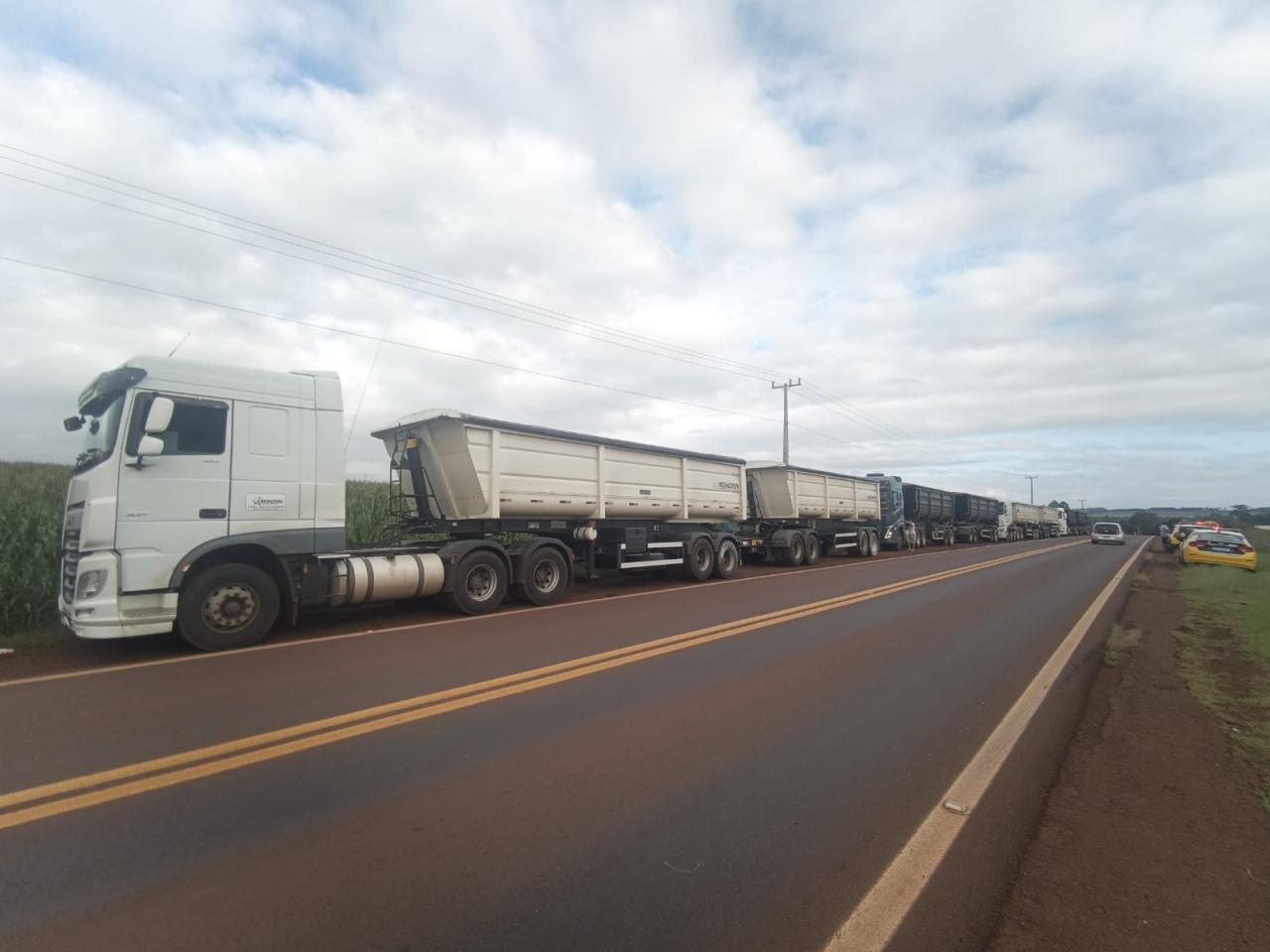 COMBOIO IRREGULAR CHAMA ATENÇÃO EM RODOVIA DE SANTA HELENA; CAMINHÕES FORAM AUTUADOS