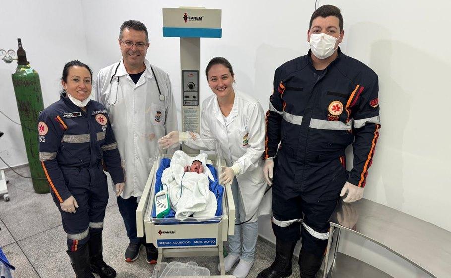 GÊMEOS NASCEM EM AMBULÂNCIA DO SAMU DURANTE TRANSFERÊNCIA HOSPITALAR