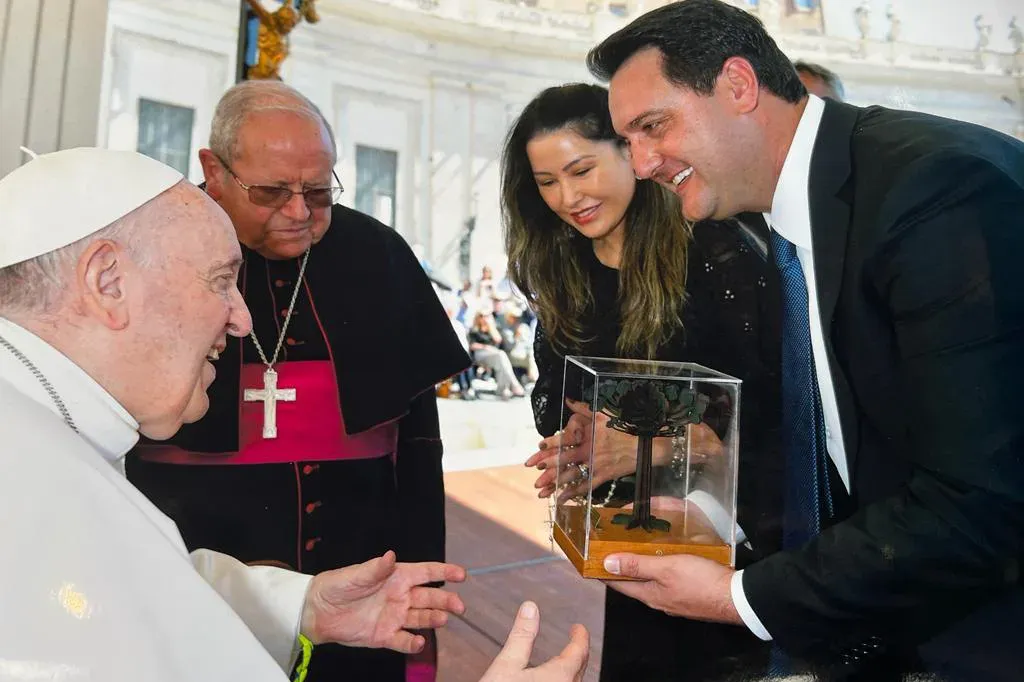 GOVERNADOR RATINHO JR. LAMENTA A MORTE DO PAPA FRANCISCO E DETERMINA LUTO DE TRÊS DIAS NO PARANÁ
