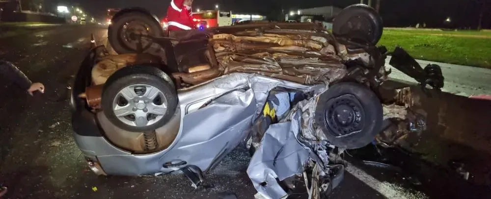 HOMEM MORRE EM GRAVE ACIDENTE ENTRE ÔNIBUS COM 24 PASSAGEIROS E DOIS CARROS NA BR-277 EM CASCAVEL