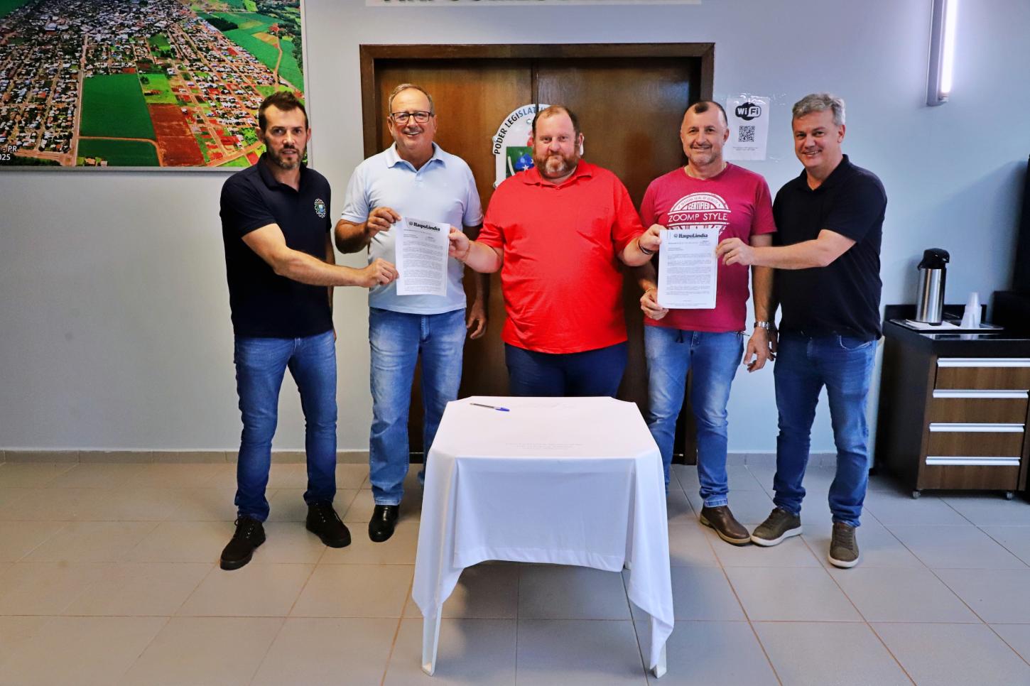 ITAIPULÂNDIA - PROJETO DE 1 MILHÃO E 500 MIL REAIS, PARA AQUISIÇÃO DE UMA RETROESCAVADEIRA E UM CAMINHÃO PRANCHA, É PROTOCOLADO PELO EXECUTIVO NA CÂMARA DE VEREADORES