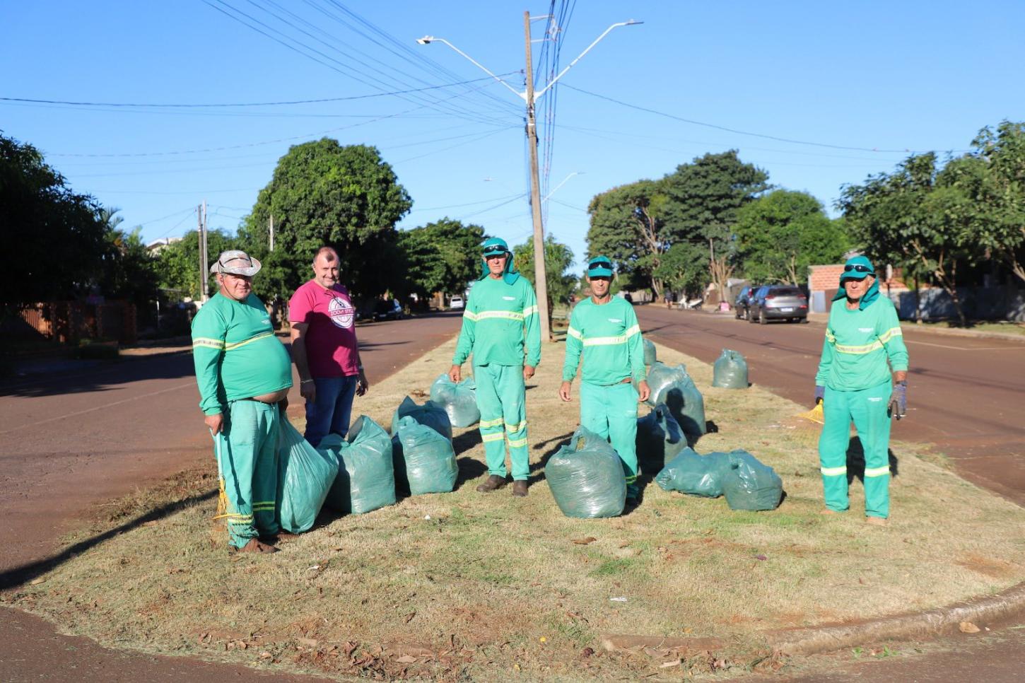 SECRETARIA DE OBRAS DE ITAIPULÂNDIA COORDENA TRABALHOS DE CORTE DE GRAMA E DEMAIS AÇÕES PARA LIMPEZA DA CIDADE
