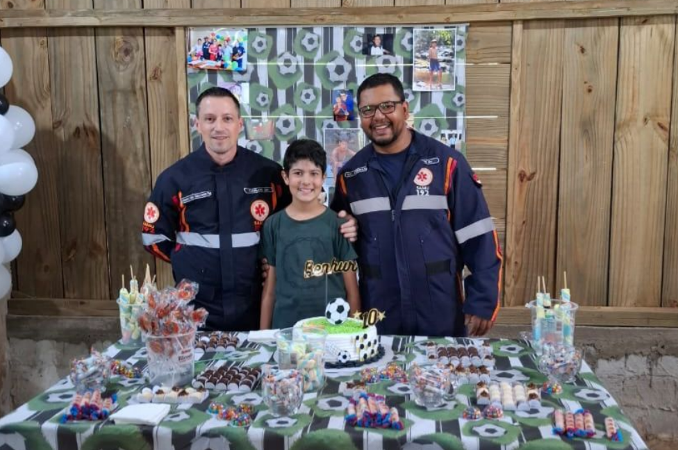 SOCORRISTAS DO SAMU REENCONTRAM CRIANÇA SALVA HÁ 10 ANOS