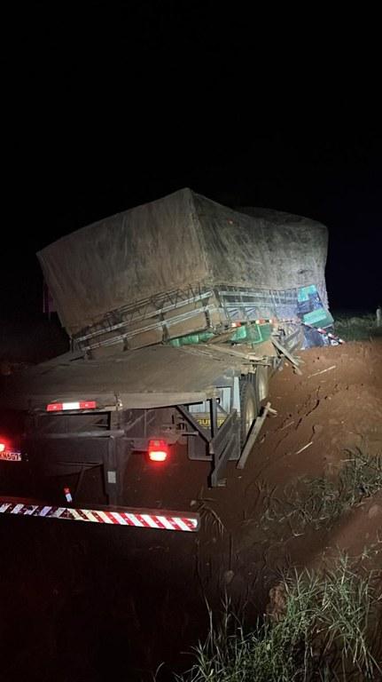 AÇÃO CONJUNTA ENTRE PF, RF E PM DE CASCAVEL RESULTA EM APREENSÃO DE CAMINHÃO CARREGADO COM CIGARROS PARAGUAIOS