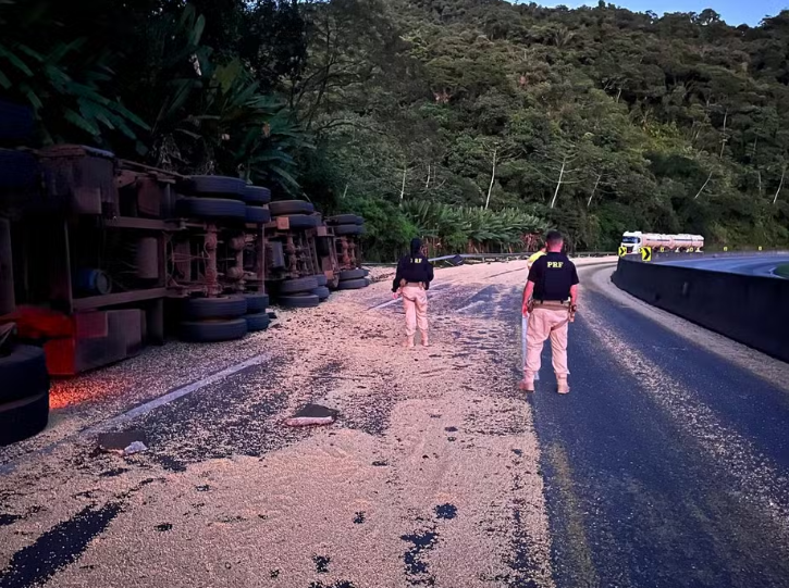 ACIDENTE ENTRE CAMINHÕES COM SOJA E ETANOL BLOQUEIA BR-277