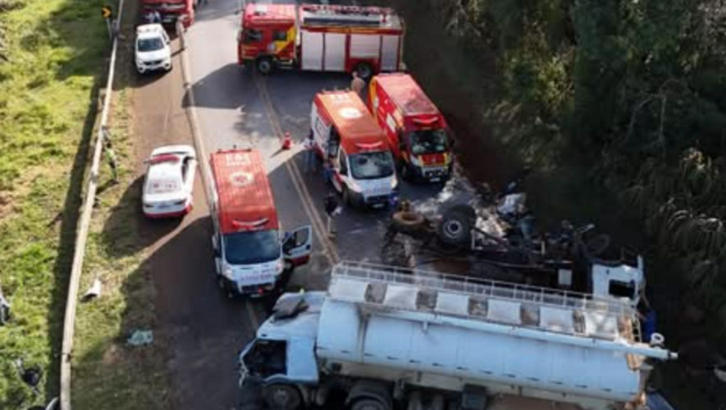ACIDENTE ENTRE CAMINHÕES DEIXA MOTORISTA GRAVEMENTE FERIDO NA BR-277