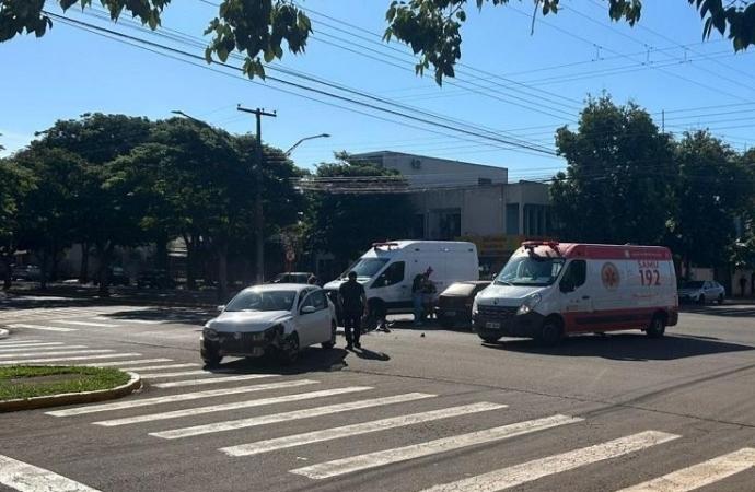 ACIDENTE ENTRE DOIS VEÍCULOS NO CENTRO DE SANTA HELENA DEIXA UMA IDOSA FERIDA