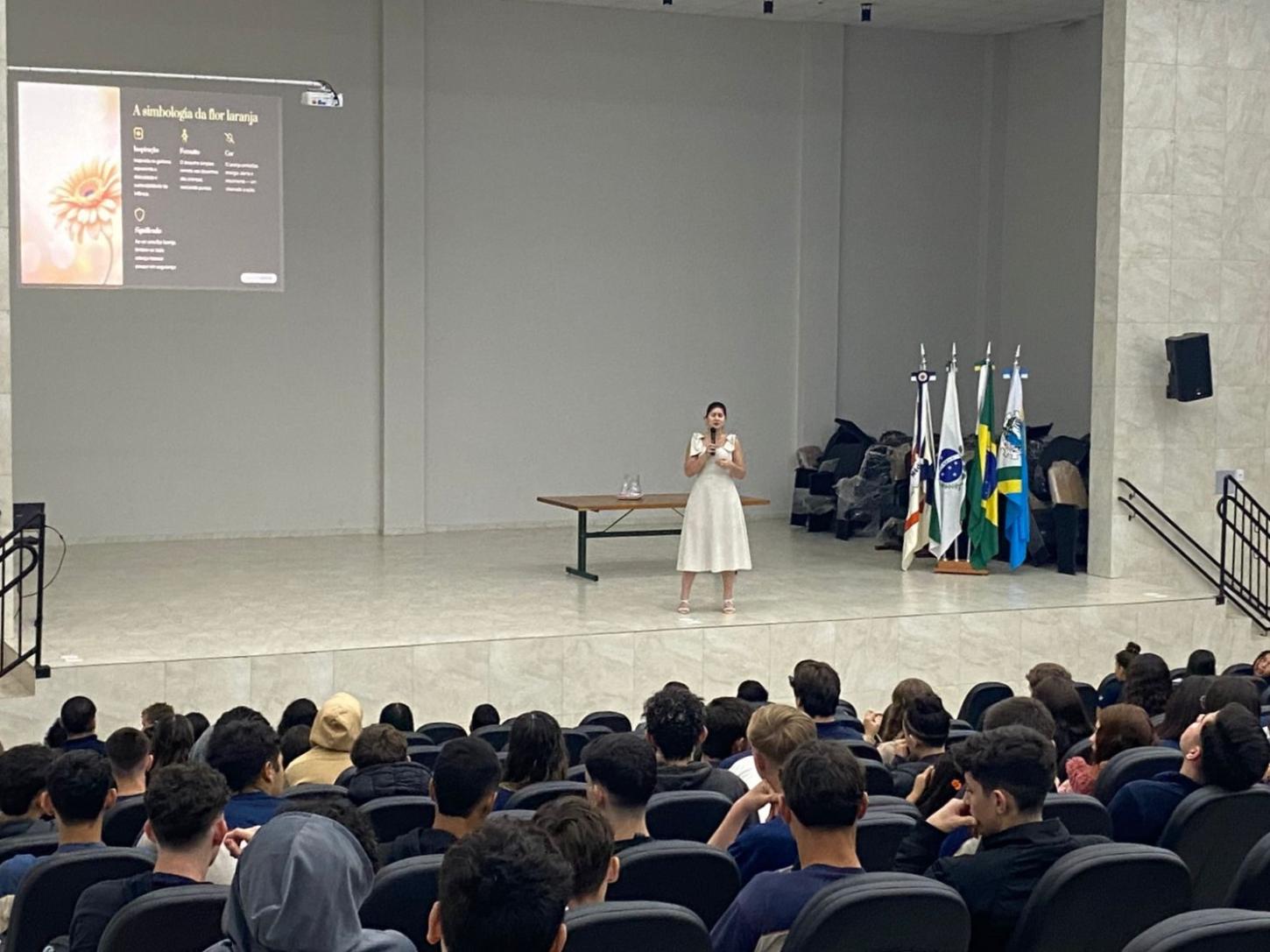 ALUNOS DO COLÉGIO ESTADUAL COSTA E SILVA SEGUEM RECEBENDO AÇÕES DO MAIO LARANJA