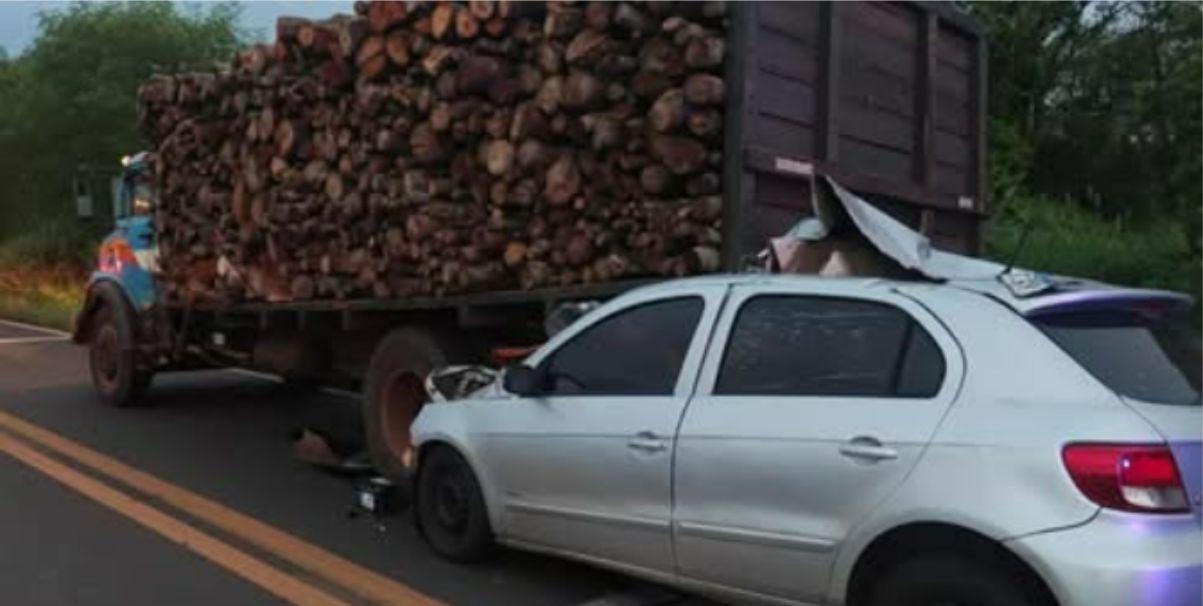 BATIDA ENTRE CARRO E CAMINHÃO DEIXA HOMEM MORTO NA PR 488