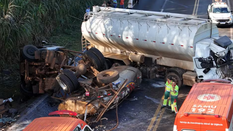 CAMINHONEIRO FICA PRESO ÀS FERRAGENS APÓS SER ATINGIDO POR OUTRO, QUE TOMBOU EM CURVA DA BR-277