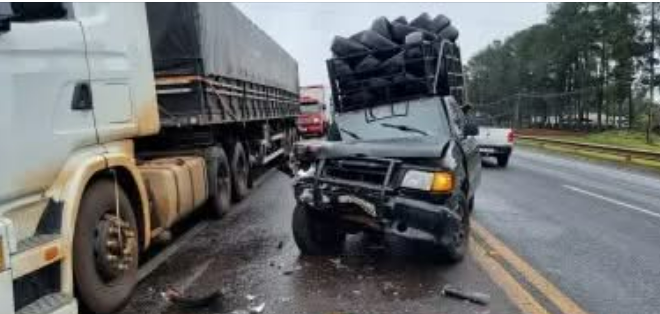 CAMINHONETE ATINGE TRASEIRA DE CAMINHÃO NA BR-277 EM CASCAVEL