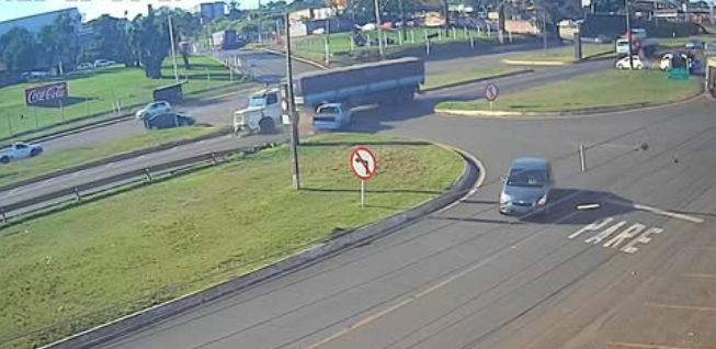 CAMINHONETE ATRAVESSA TREVO E É ATINGIDA FORTEMENTE POR CAMINHÃO NA BR 277