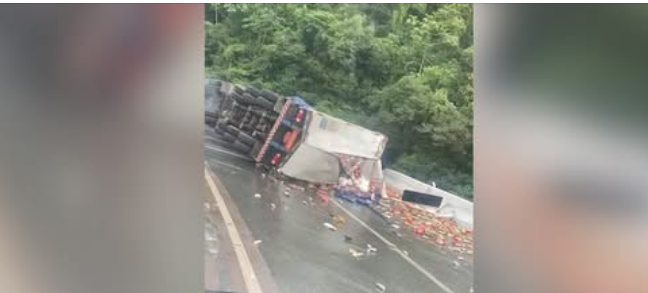CARRETA TOMBA E ESPALHA CERVEJAS NA BR 376