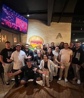 CHEF PIZZAIOLO TITO BUENOS, DA BUENOS PIZZARIA LEVA EXCELÊNCIA EM PIZZA A IPORÃ DO OESTE (SC) E FIRMA PARCERIA COM ARMAZÉM BURGERS