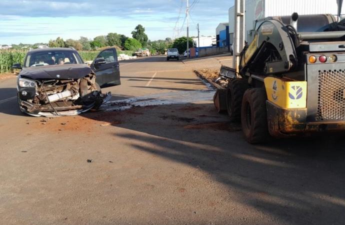 COLISÃO ENTRE VEÍCULO E BOBCAT É REGISTRADA EM PARQUE INDUSTRIAL EM SANTA HELENA