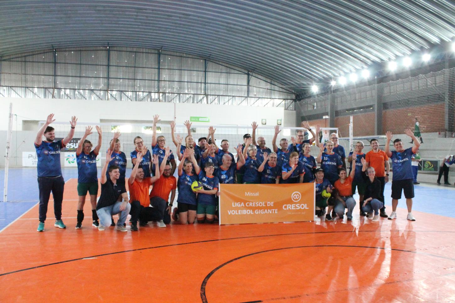 CRESOL ENTREGA UNIFORMES PARA A NOVA TEMPORADA DA LIGA CRESOL DA TERCEIRA IDADE