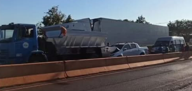 ENGAVETAMENTO ENTRE CAMINHÃO, CAMINHONETE E VAN É REGISTRADO EM TOLEDO