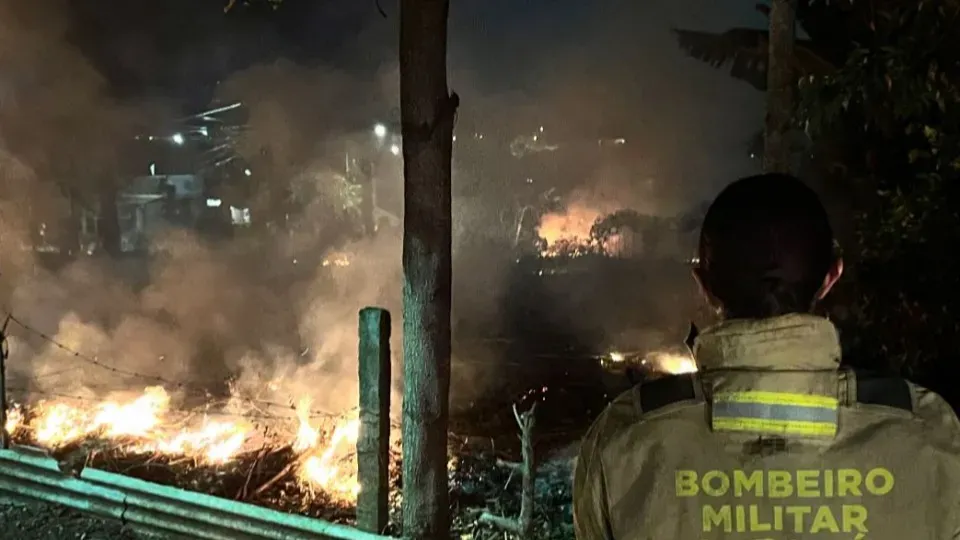 INCÊNDIO AMBIENTAL MOBILIZA BOMBEIROS EM FOZ DO IGUAÇU