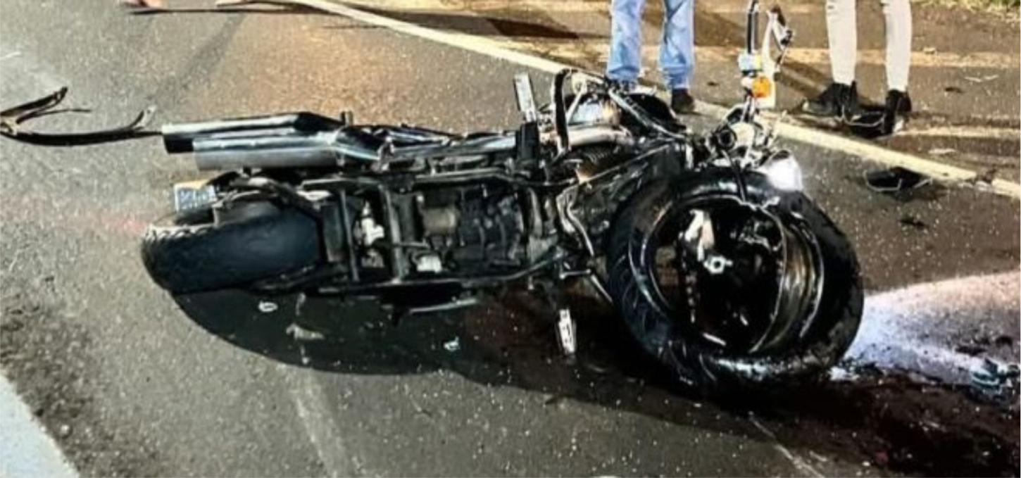 MOTO FICA DESTRUÍDA E PILOTO ESCAPA ILESO EM ACIDENTE EM FOZ DO IGUAÇU NA BR-277