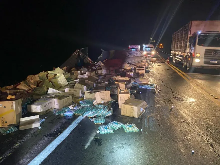 MOTORISTA MORRE APÓS CARRETA CARREGADA COM OVOS CAIR EM BARRANCO NA BR-153, EM SANTO ANTÔNIO DA PLATINA