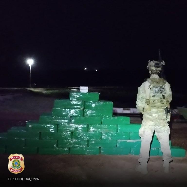 PF APREENDE EM SANTA HELENA DUAS EMBARCAÇÕES COM MAIS DE MEIA TONELADA DE DROGAS