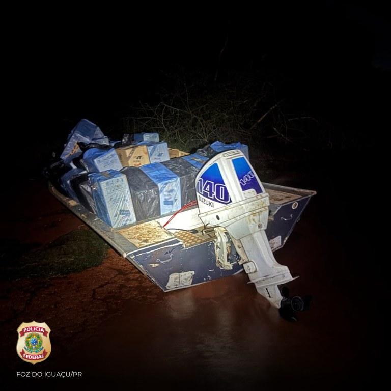 PF INTERCEPTA EMBARCAÇÃO TRANSPORTANDO EM ITAIPULÂNDIA CIGARROS CONTRABANDEADOS