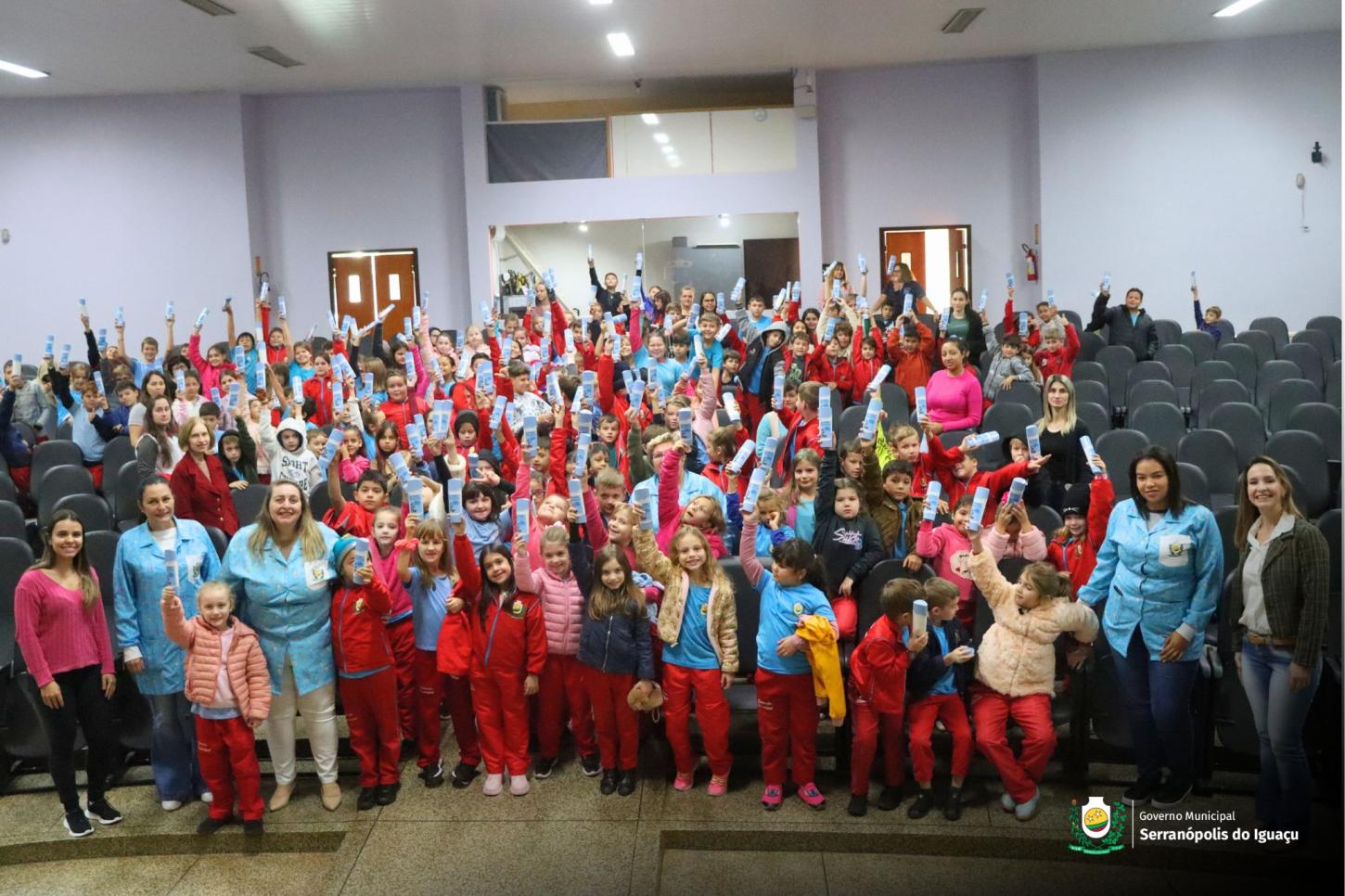 PROJETO SAÚDE NA ESCOLA APRESENTA TEATRO PARA ALUNOS DA REDE MUNICIPAL EM SERRANÓPOLIS DO IGUAÇU