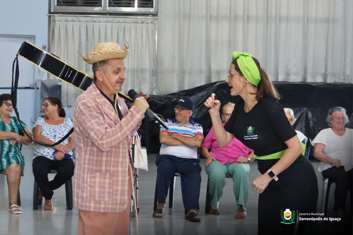 SCFV PROMOVE APRESENTAÇÃO DE MAZZAROPI PARA O GRUPO PRIMAVERA DA VIDA EM SERRANÓPOLIS