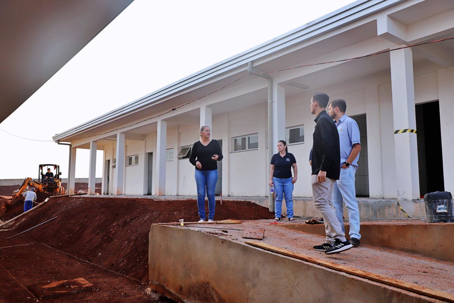 SECRETÁRIA DE EDUCAÇÃO DE ITAIPULÂNDIA VISITA OBRAS DA NOVA ESCOLA CARLOS GOMES QUE CONTA COM MAIS DE 82% DE EXECUÇÃO