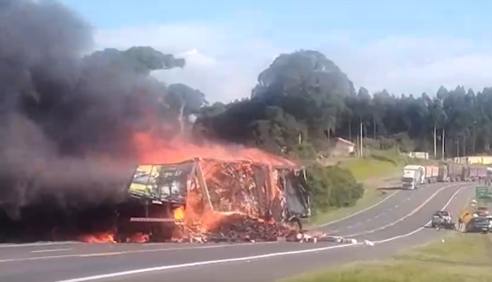 TRAGÉDIA NA BR-373: TRÊS MORREM CARBONIZADOS NO ACIDENTE ENTRE CAMINHÕES NO PARANÁ
