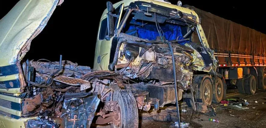 ACIDENTE ENTRE DUAS CARRETAS NA BR-163 DEIXA MOTORISTA FERIDO