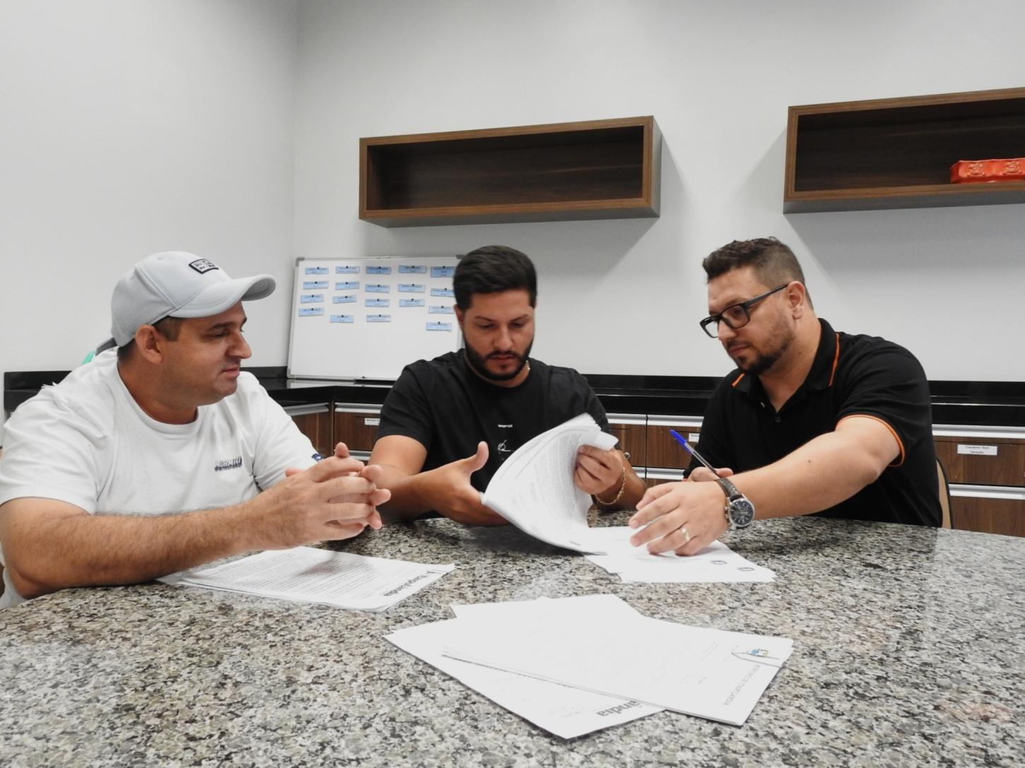 ALTERAÇÃO DA LEI QUE AMPLIA BENEFÍCIOS DO PROGRAMA AGROFORTE DE ITAIPULÂNDIA RECEBE PARECER FAVORÁVEL DA COMISSÃO DE FINANÇAS E ORÇAMENTO DA CÂMARA