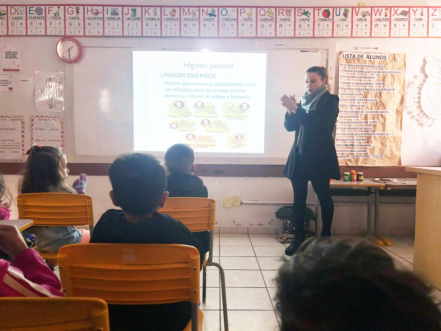 ALUNOS DA ESCOLA MUNICIPAL DONA LEOPOLDINA, DO CARAMURU, EM ITAIPULÂNDIA, RECEBEM PALESTRA SOBRE HIGIENE