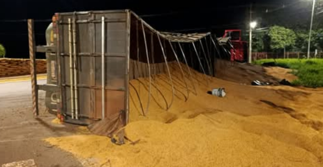 CAMINHÃO BITREM CARREGADO COM SOJA TOMBA EM ROTATÓRIA DE TOLEDO