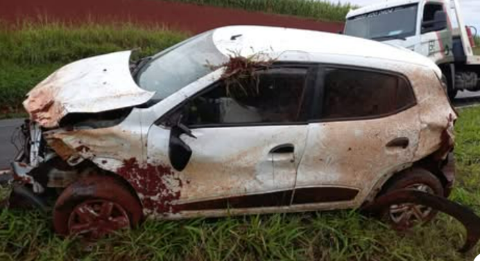 CARRO BATE EM BARRANCO E CAPOTA NA PR-986
