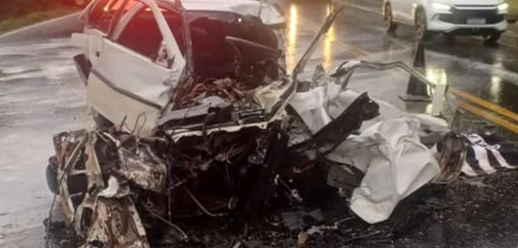 CARRO VIRA SUCATA E MOTORISTA MORRE EM BATIDA COM CAMINHÃO NA BR-153; OUTRAS QUATRO PESSOAS FICAM FERIDAS