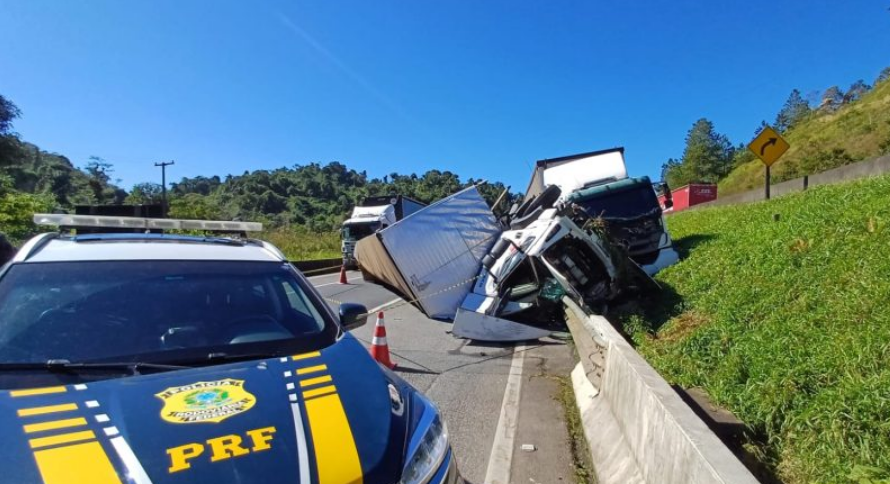COLISÃO ENTRE CAMINHÕES DEIXA UM MORTO NA BR-116
