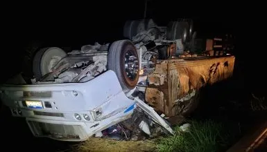 MOTORISTA ESCAPA ILESO APÓS CAMINHÃO CAIR EM BARRANCO NA BR-369