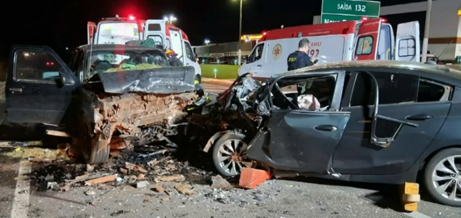 MOTORISTA MORRE APÓS CARRO SER ATINGIDO POR CAMINHONETE QUE TRAFEGAVA NA CONTRAMÃO NA BR-376