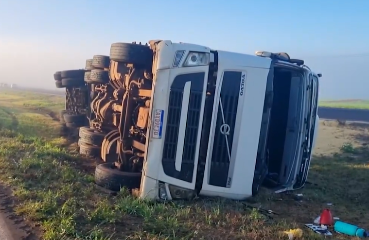MUITA NEBLINA: CAMINHÃO SAI DA PISTA E TOMBA NA BR-163, EM CASCAVEL